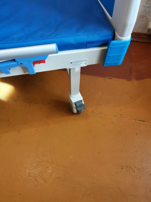 Медицинская кровать на колёсах AIRM HEALTH механическая 2-секционная