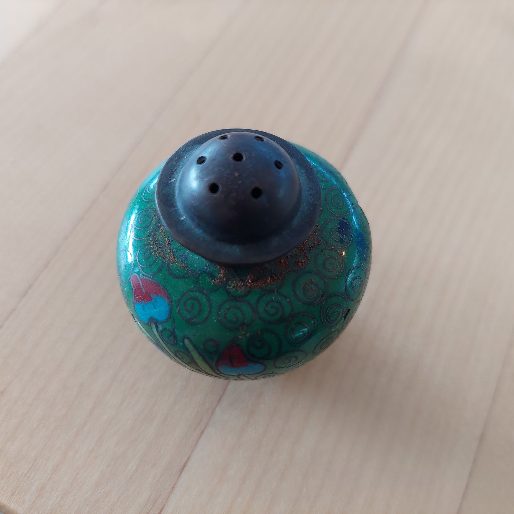Saleiro antigo pintado, tampa em metal, peça bonita