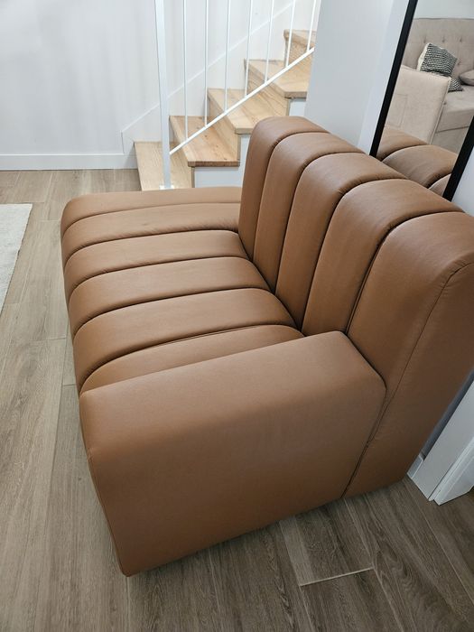 Sofá de couro castanho