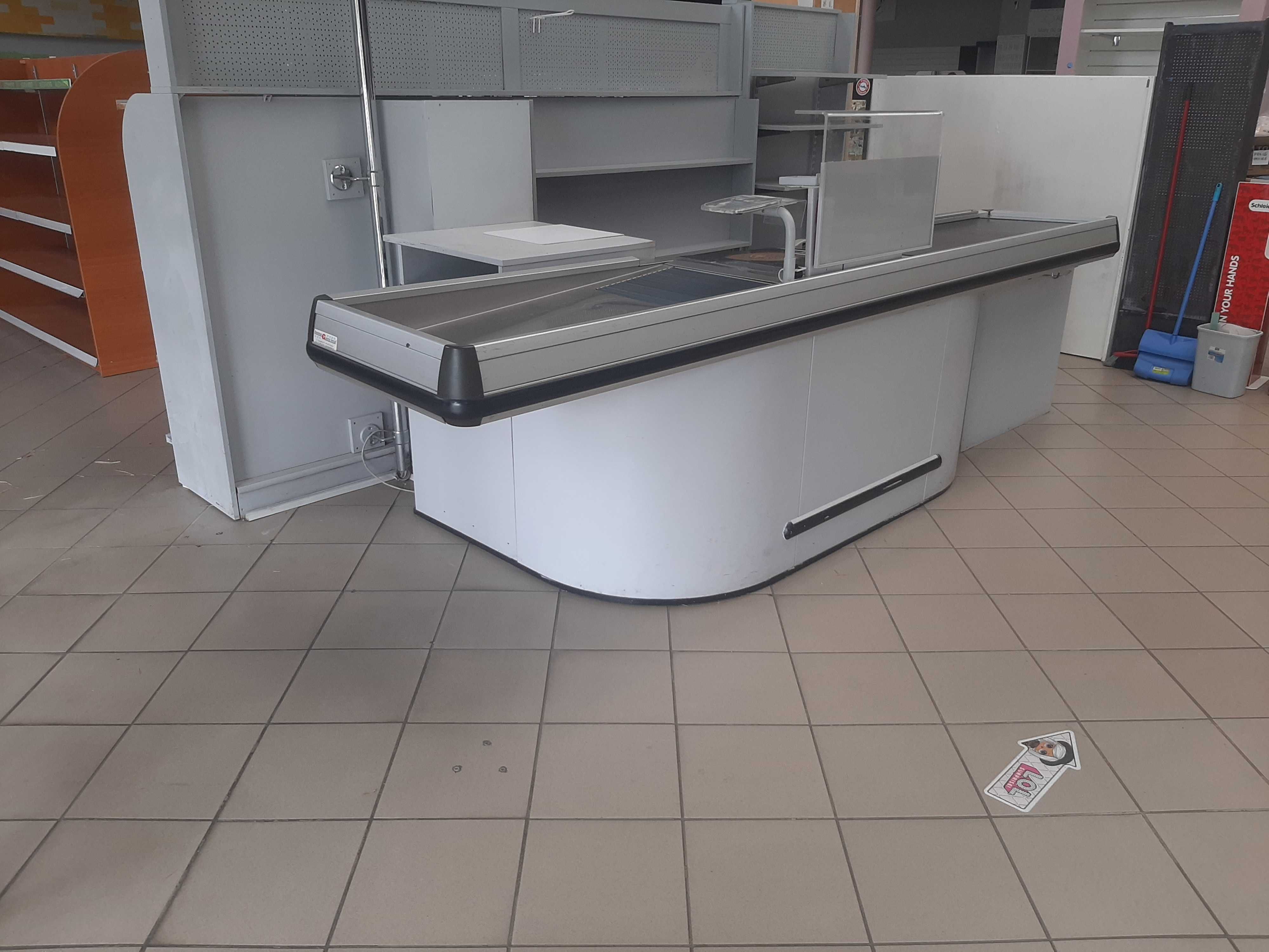 Box kasowy lada stoisko z przesuwaną taśmą i miejscem na towar