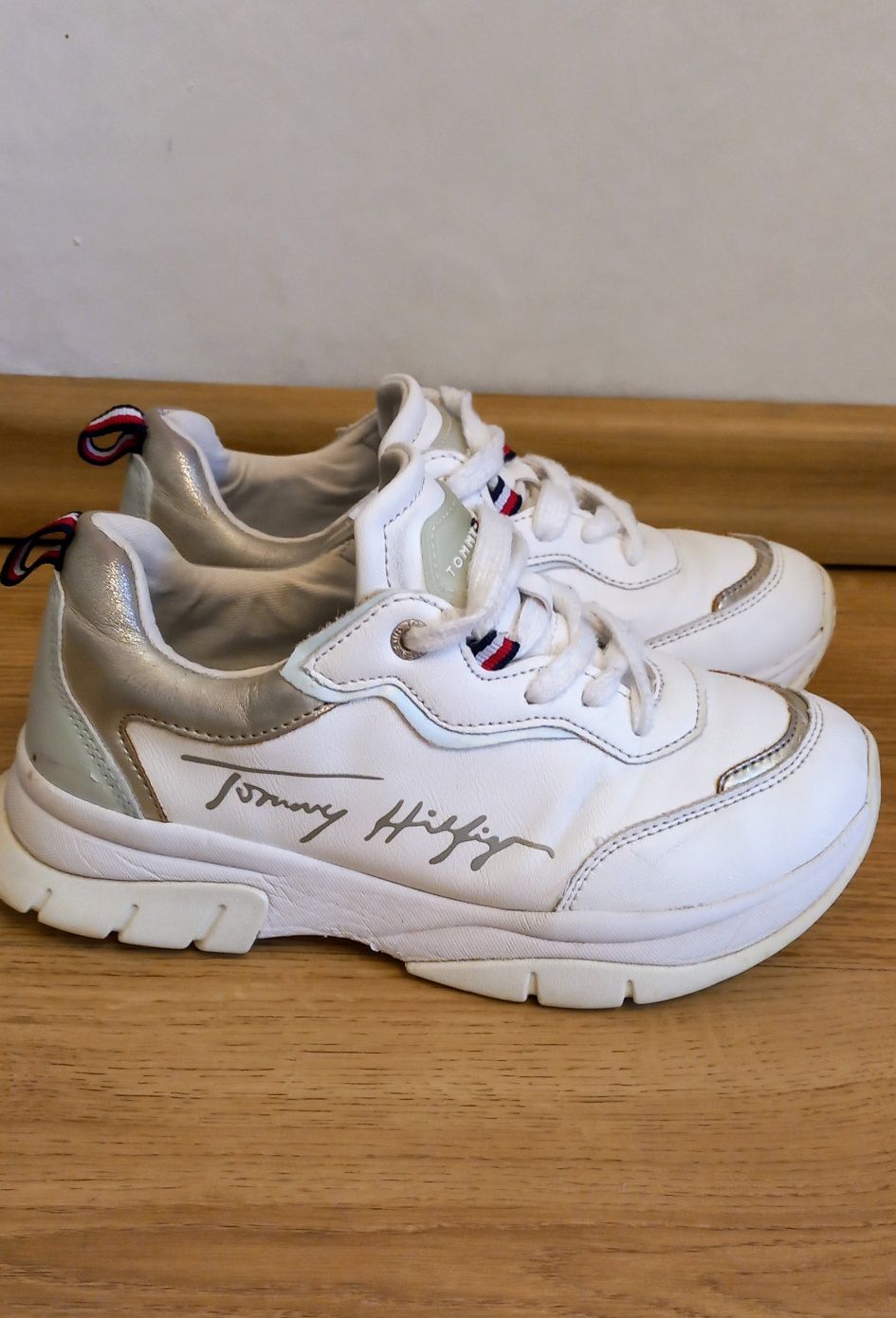 Sneakersy damskie Tommy Hilfiger w dobrym stanie plus,  35
