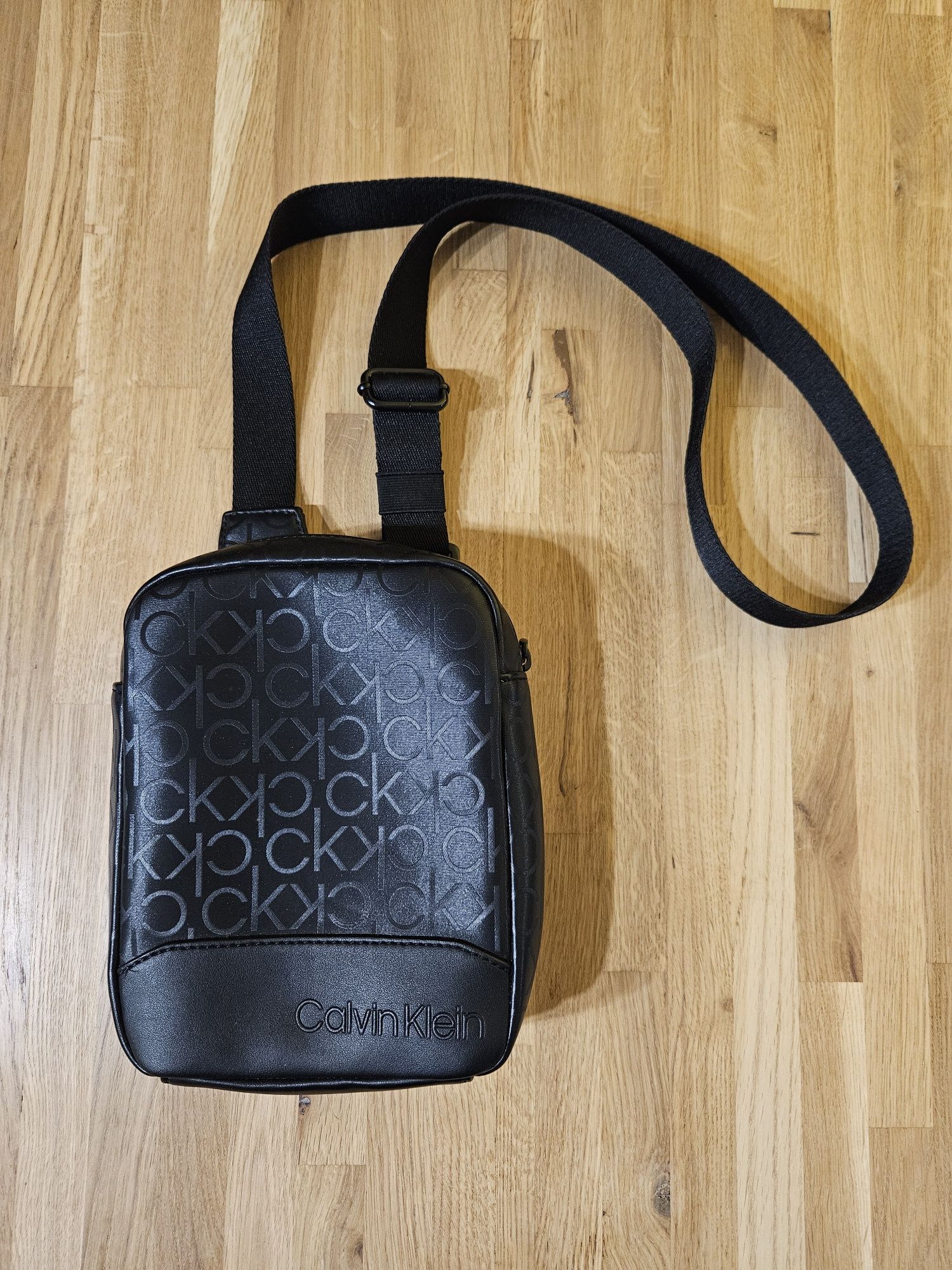 Torebka unisex Calvin Klein.
Kolor czarno-czerwony, r