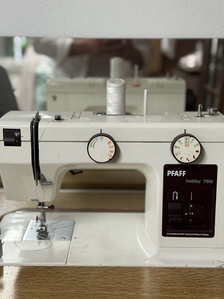 Maquina de costura PFAFF HOBBY 750