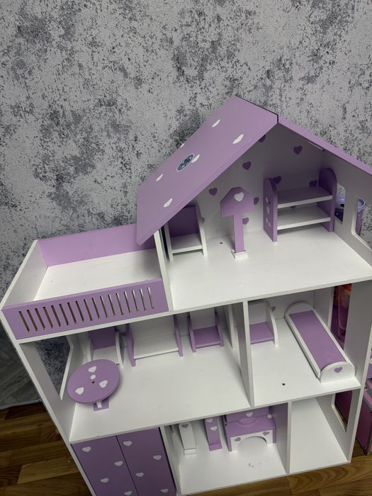 Будиночок для барбі з меблями.