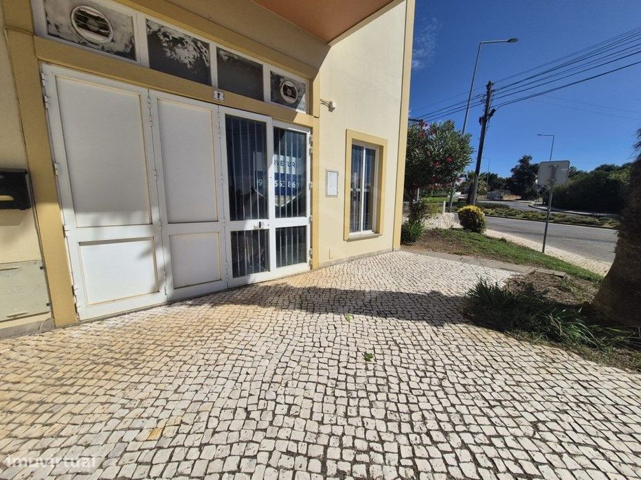 Loja com excelente visibilidade, situada a poucos metros da Praia d...