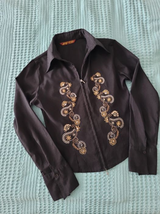 Czarna koszula damska na długi rękaw, taliowana, z haftem