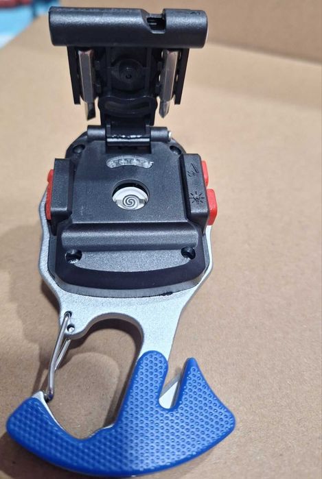 Брелок с зажигалкой и отвёртка и аккумуляторный