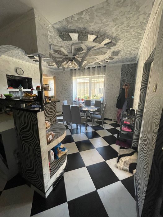 Продається будинок з земельною ділянкою.