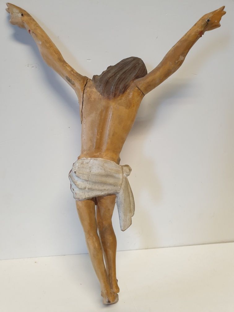 Antiga escultura de Cristo crucificado em madeira policromada