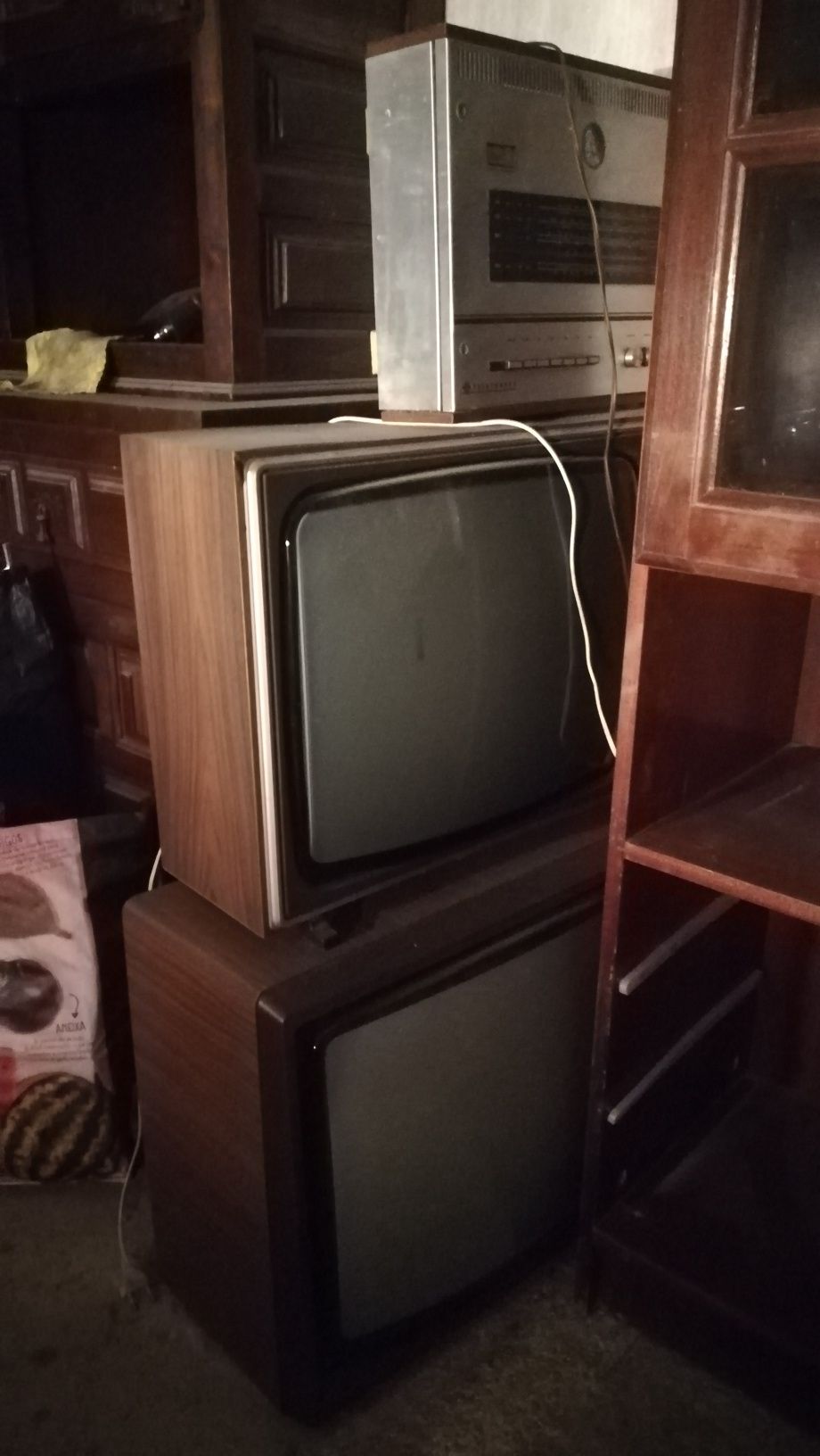 Vendo TVs e rádio antigos