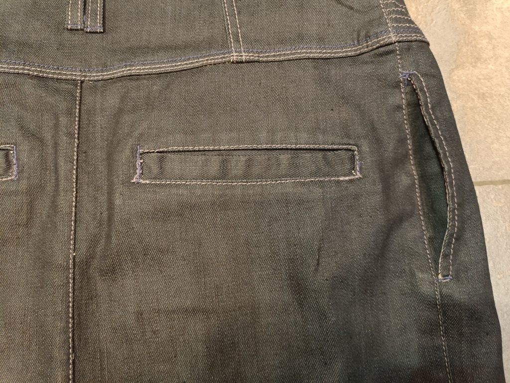 Spódnica jeansowa z rzadkiego gatunku jeansu.