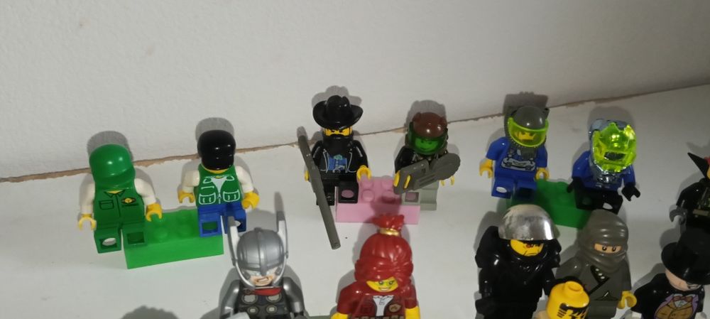 LEGO figurki 18sz i droid 3 korpusy. Lata 90