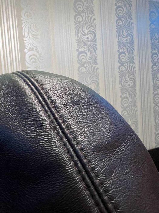 Женская шапка из натуральной кожи и меха песца