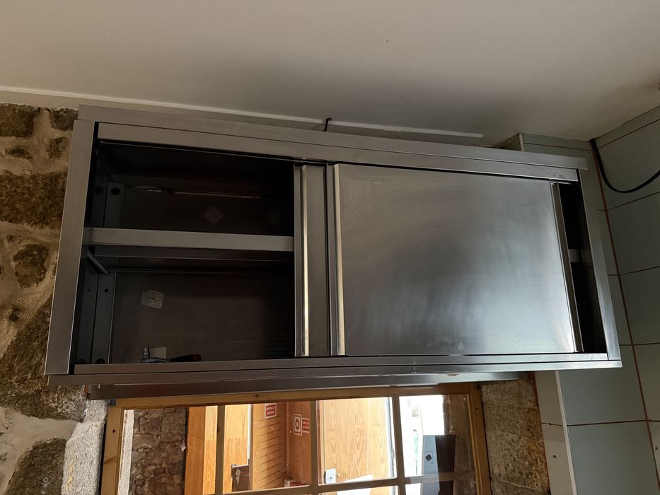 Móvel de parede em inox com 2 portas