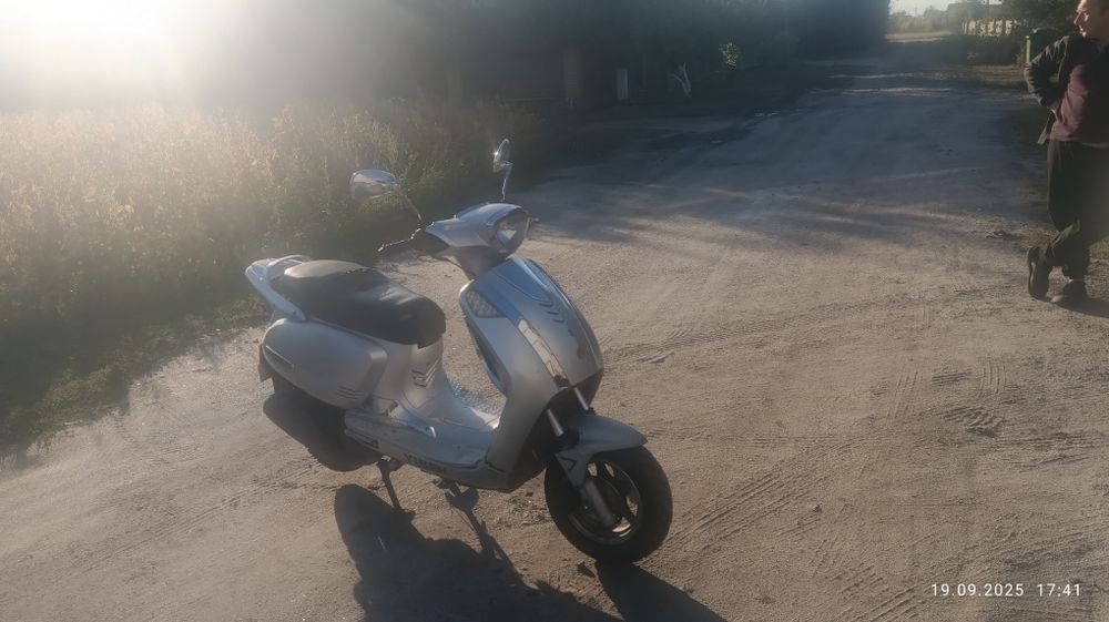 Скутер китаєць продам