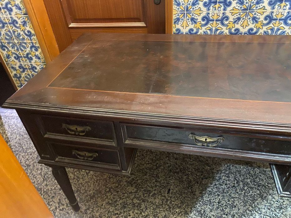 Secretária antiga em bom estado de conservação