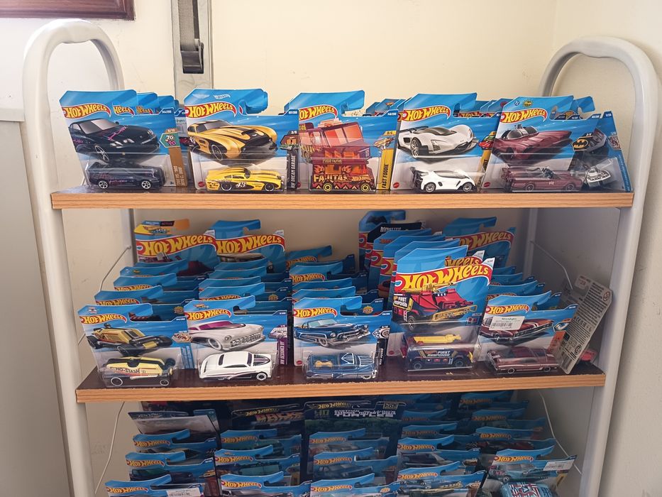 Lote 124 Hotwheels em caixa