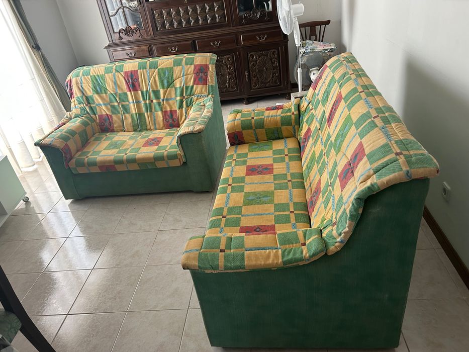 2 conjuntos de sofás