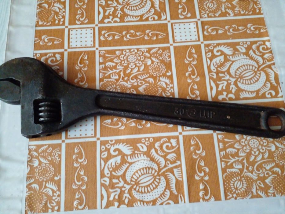 Советский железный сантехнический ключ