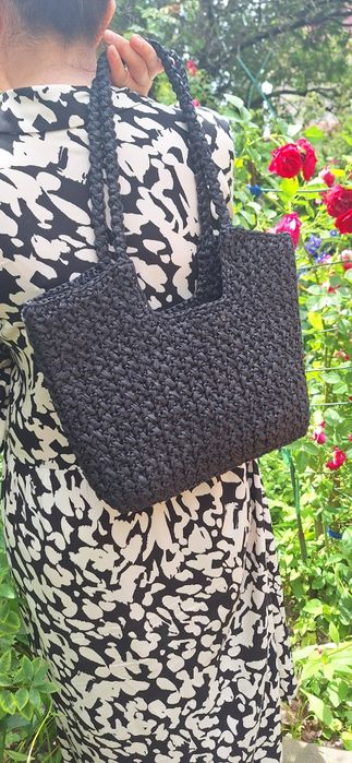 Чорна жіноча сумочка зв'язана з рафії