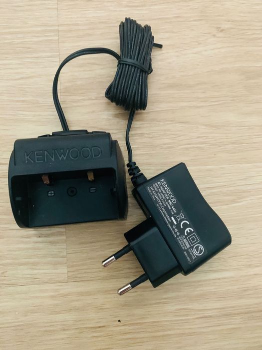 Conjunto de 2 Walkie-Talkies Kenwood PKT-23E + 2 Kits Mãos Livres