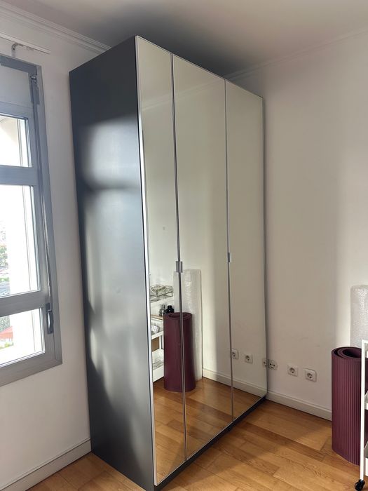 Guarda-roupa IKEA com portas espelhadas – excelente estado