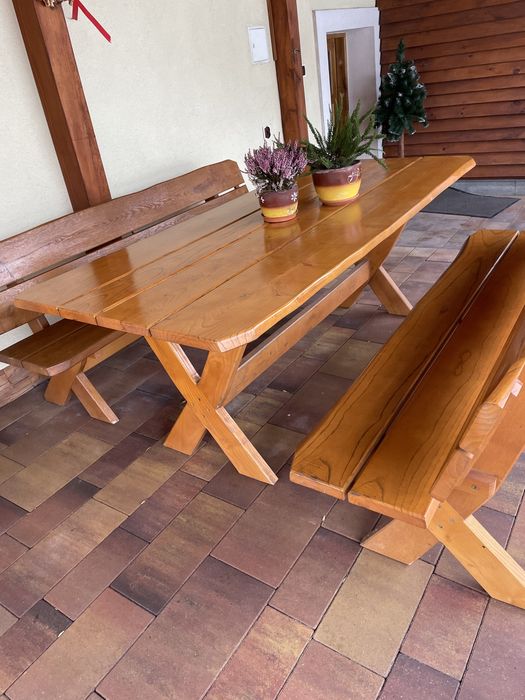 Stół z ławkami
