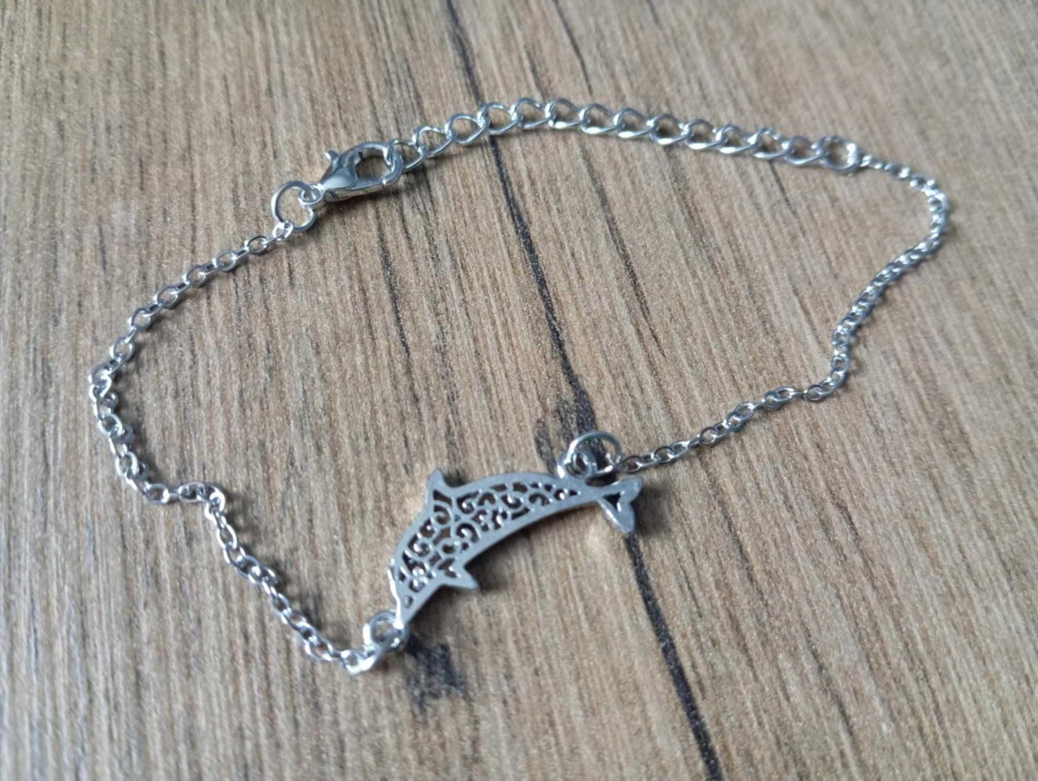 Regulowana bransoletka w srebrnym kolorze. Delfin