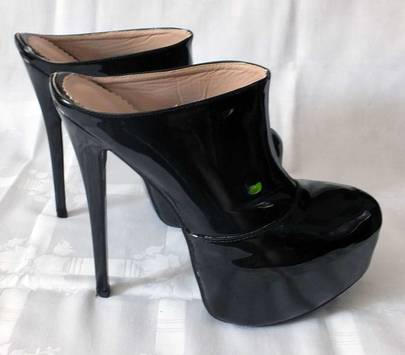 Klapki czarne lakierowane - rozmiar 46