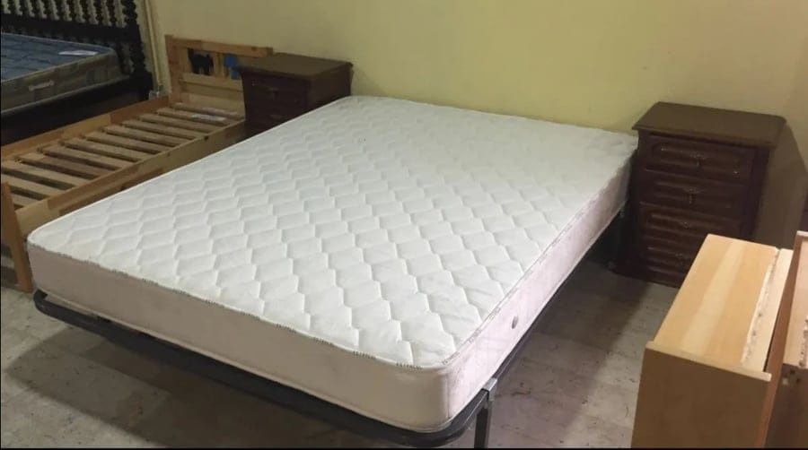 Cama de casal  King size + colchão. Faço entrega