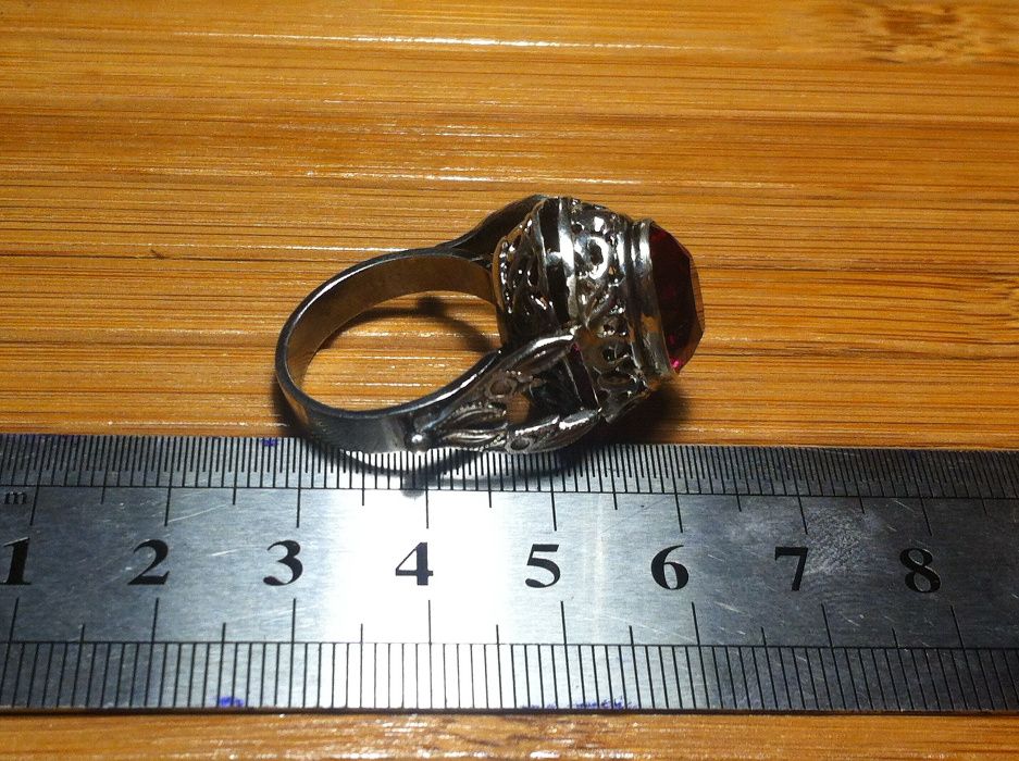 Stary srebrny pierścionek kopułka z rubinem.