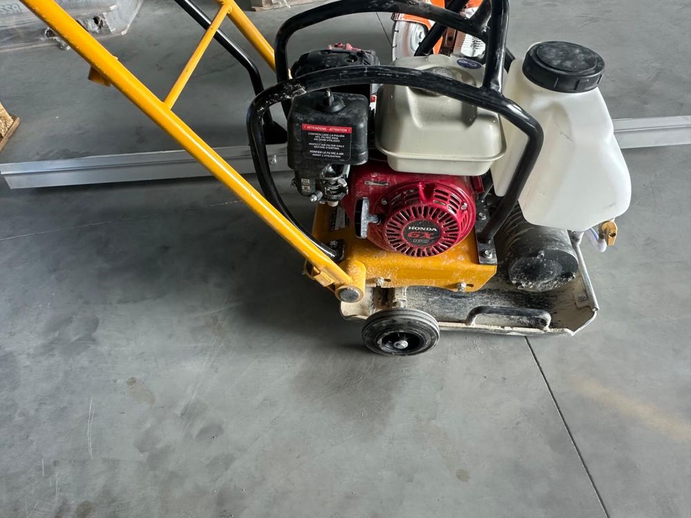 Aluguer: Compactadora Imcoinsa/Placa Vibratória a gasolina