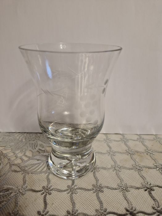 Szklanka koktajlowa z PRL z szlifowanym wzorem.