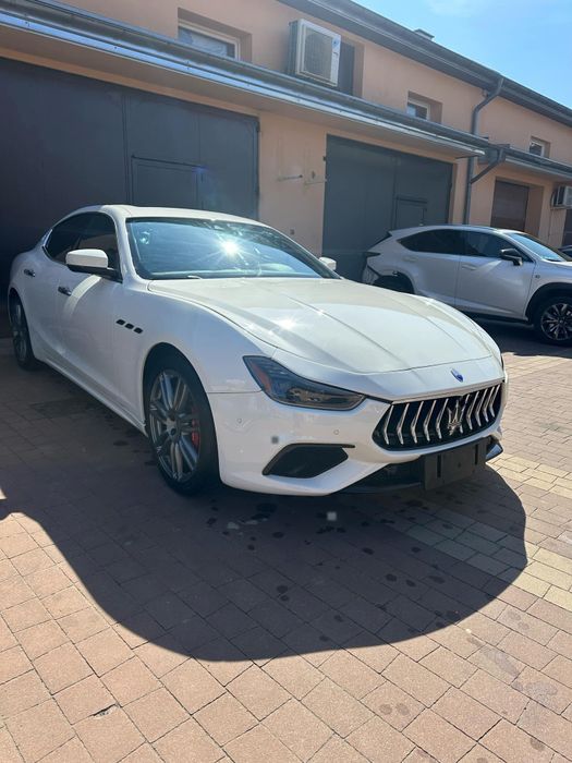 Wynajem auta Maserati ghilbi.