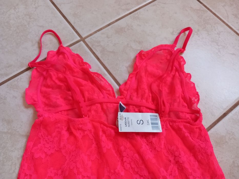 Koronkowa koszulka na cieńkich ramiączkach Etam.