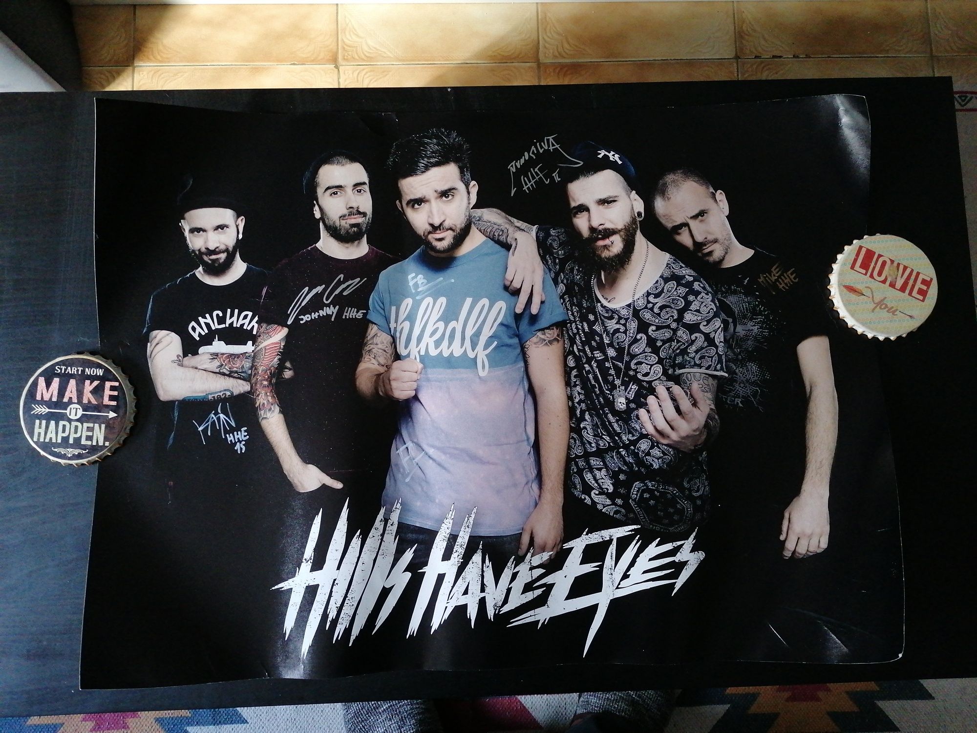 Poster banda Hills Have Eyes assinado pelos membros