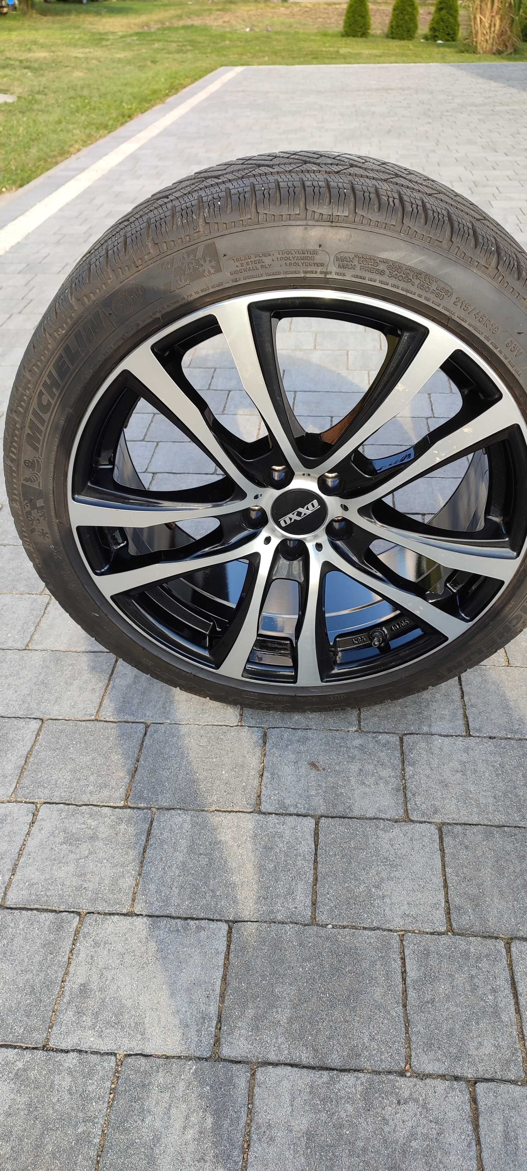 Alufelgi 5×100 R18 z oponami zimowymi.