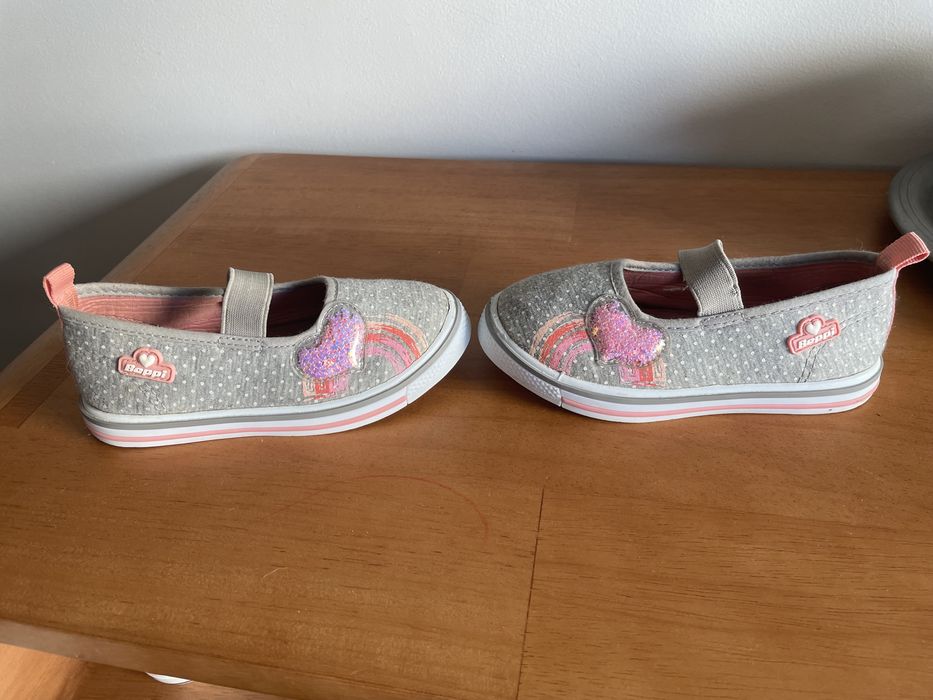 Sapato para menina de elástico cor cinza detalhes rosa