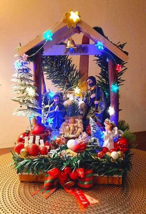 Szopka świąteczna  z kolorowymi światełkami Boże Narodzenie