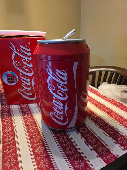 Mini lodówka  w kształcie puszki Coca - Cola .