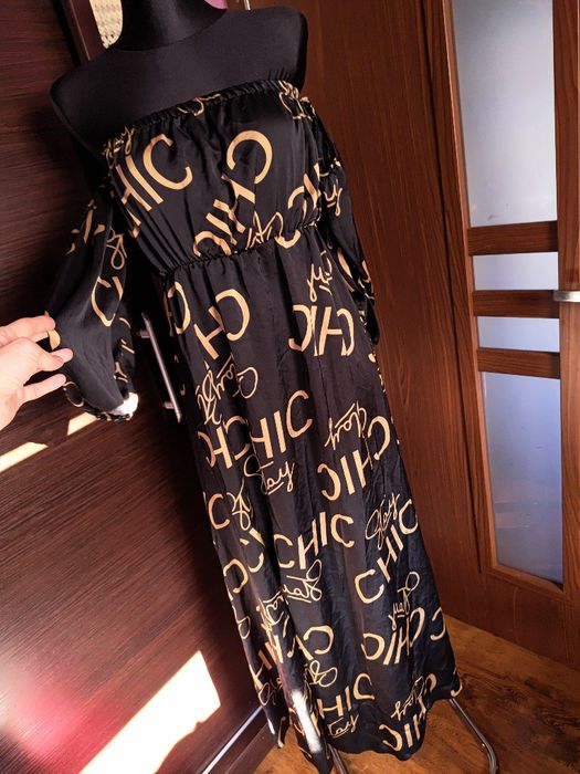 Sukienka maxi hiszpanka Czarna napisy ,rozcięcie na nodze