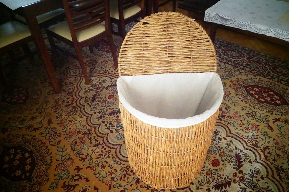 Kosz brudniak z trawy morskiej na drucianym stelażu