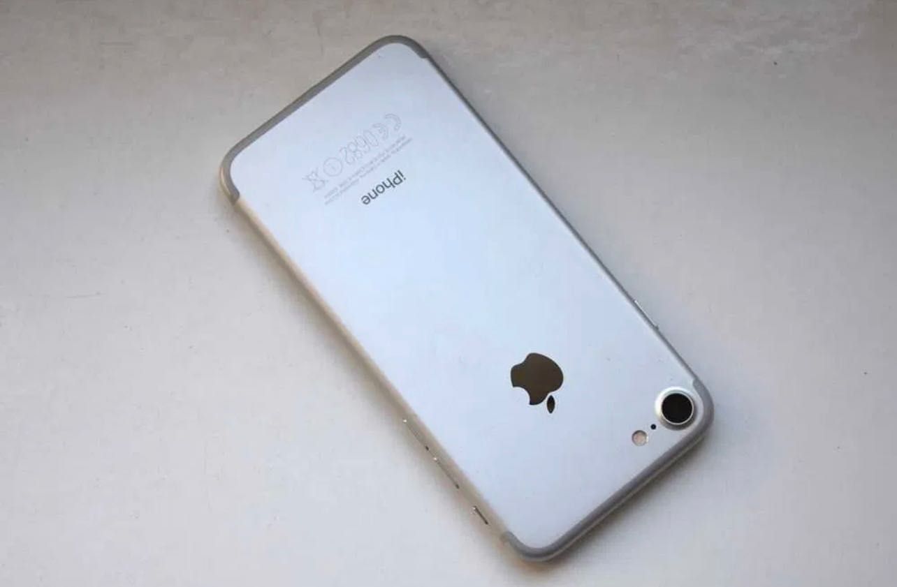 Apple iPhone 7 32GB Silver 8 SE x