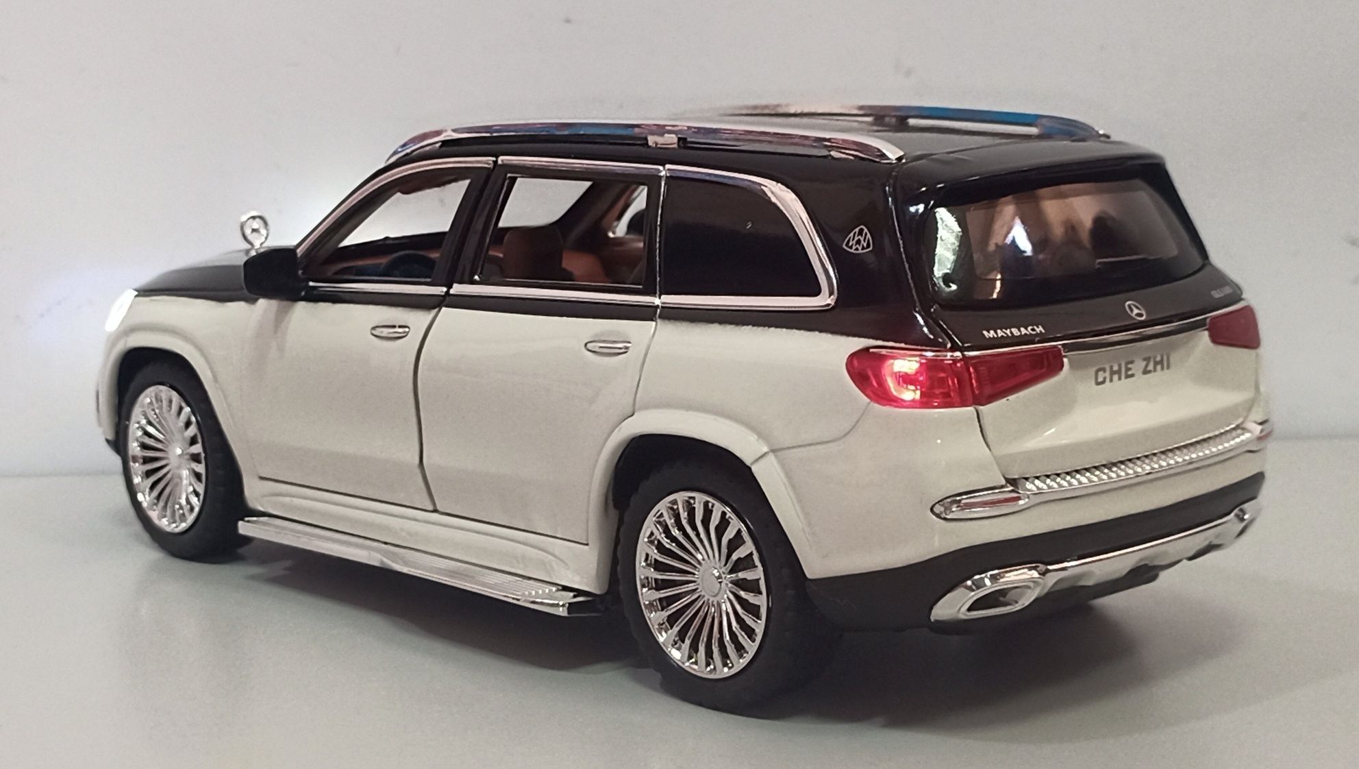 Машинка Mercedes MAYBACH GLS600 модель 1:24 CHE ZHI. Металл, звук свет