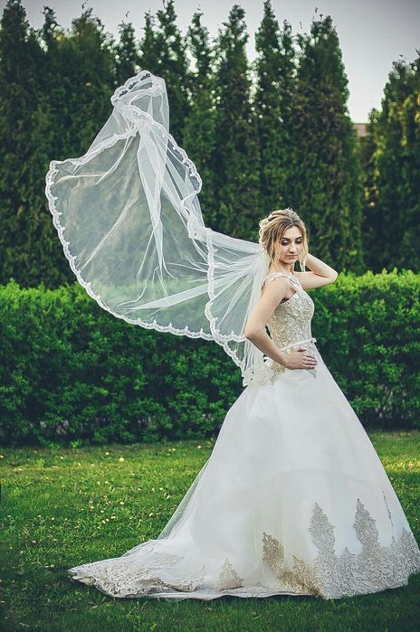 Шикарное свадебное платье айвори