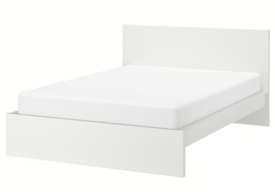 Cama com marcas de uso ikea