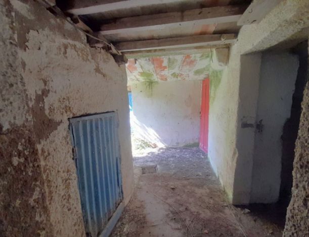 Moradia para recuperar e terreno com 2200 m2