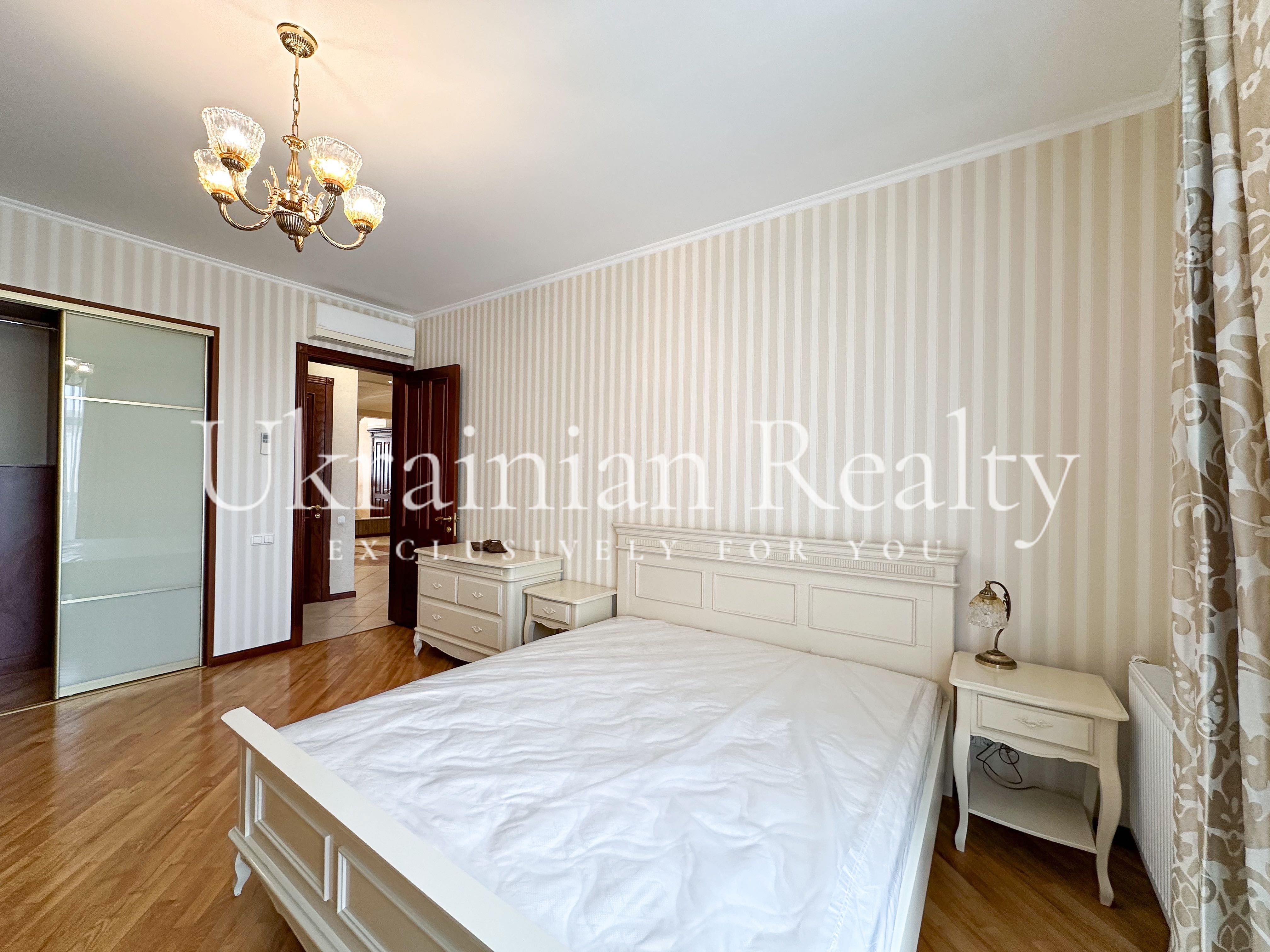Простора 4-кімнатна квартира Іринінська, 5/24 БЕЗ %