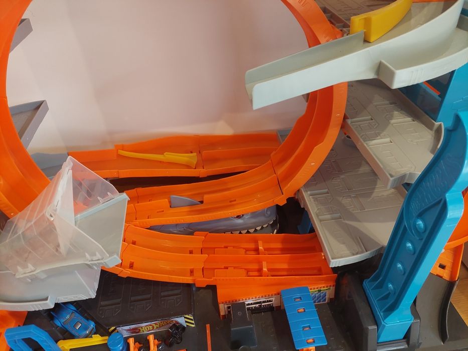 Pista Hotwheels Ultimate Garage Tubarão em perfeito estado