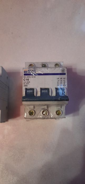 Автоматичний вимикач